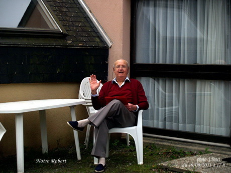 Photo sarzeau04.jpg : Notre GO Robert Guillor attends ses invits de pied ferme...